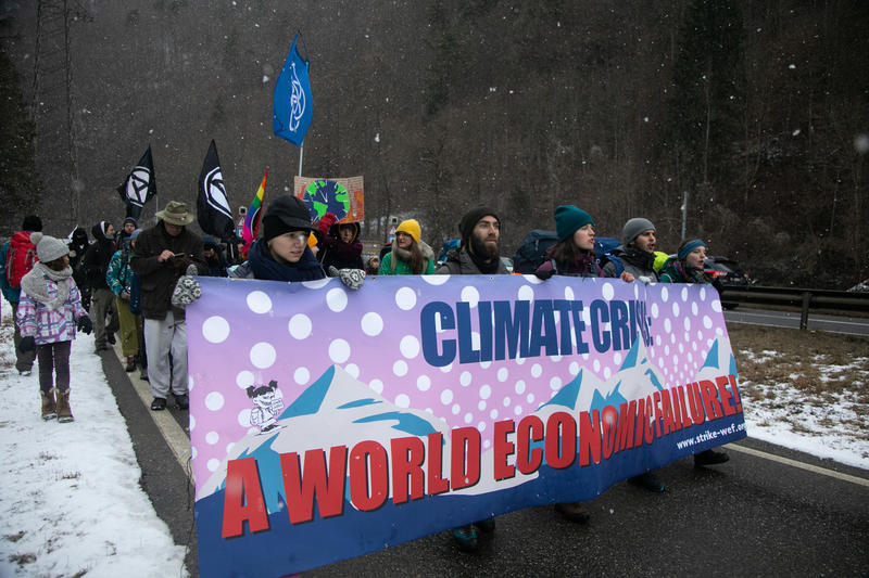 冒著冰天雪地的3天遊行,終點站設於論壇舉行地達沃斯。© Kristian Buus / Strike WEF