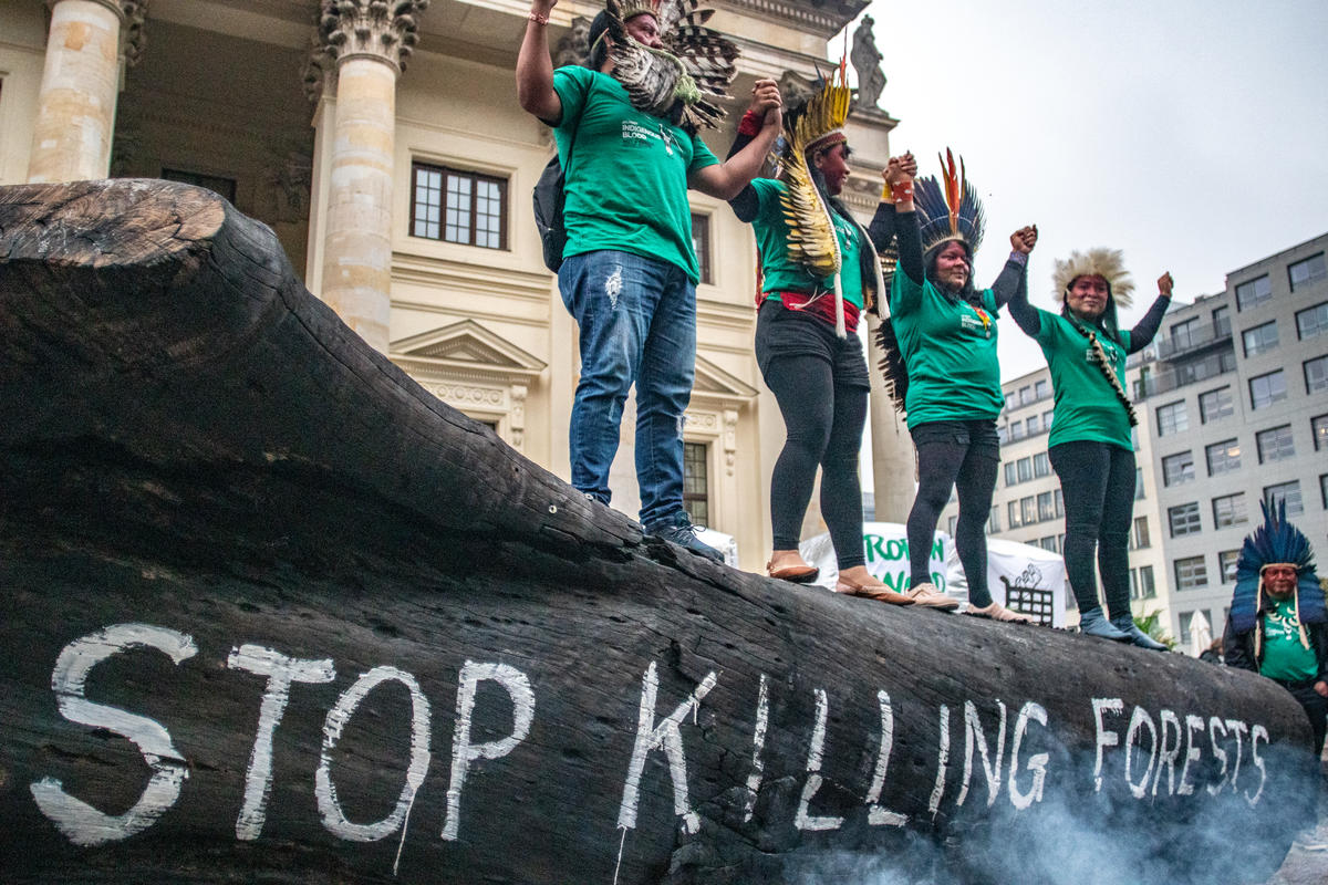 「停止殺害森林！」巴西亞馬遜原住民呼喊。©Midia NINJA