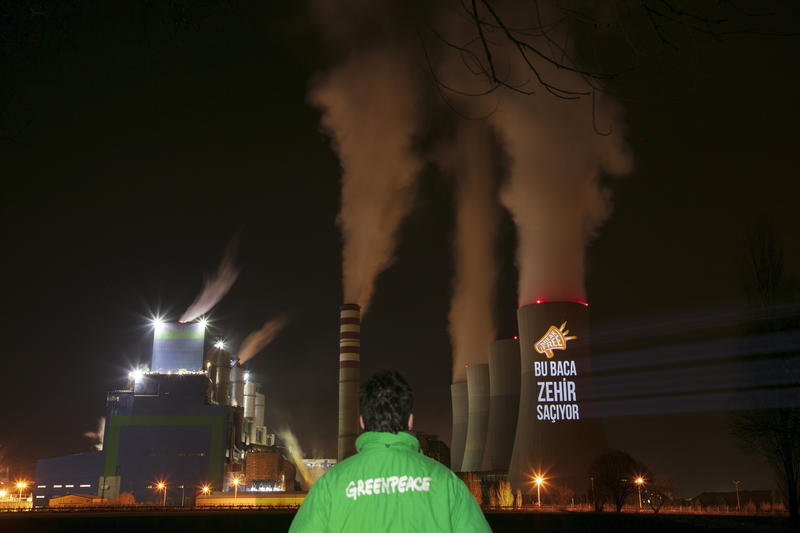 2019年3月,行動者於土耳其阿夫欣的燃煤發電廠煙囪投射影像:「這些白煙,等同毒氣」。根據綠色和平研究報告,土耳其阿夫欣的2所燃煤發電廠導致1.7萬名嬰兒早逝。© Caner Ozkan / Greenpeace