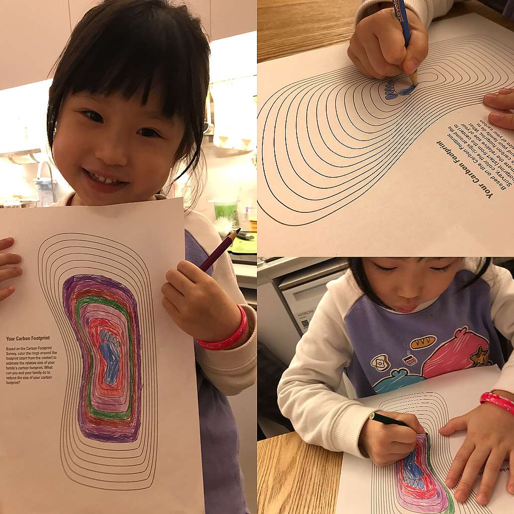 製作碳足印,可讓小孩具體明白碳排放的影響。©Josephine Ng