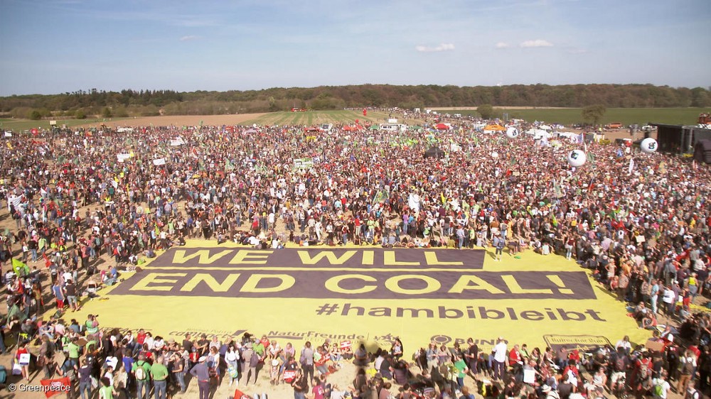 德國:能源公司欲開採褐煤,計畫將漢巴赫森林(Hambach Forst) 夷為平地。群眾遂積極表達守護森林的決心,並推動政府和企業加大發展再生能源,而非走回開發化石燃料的舊路。