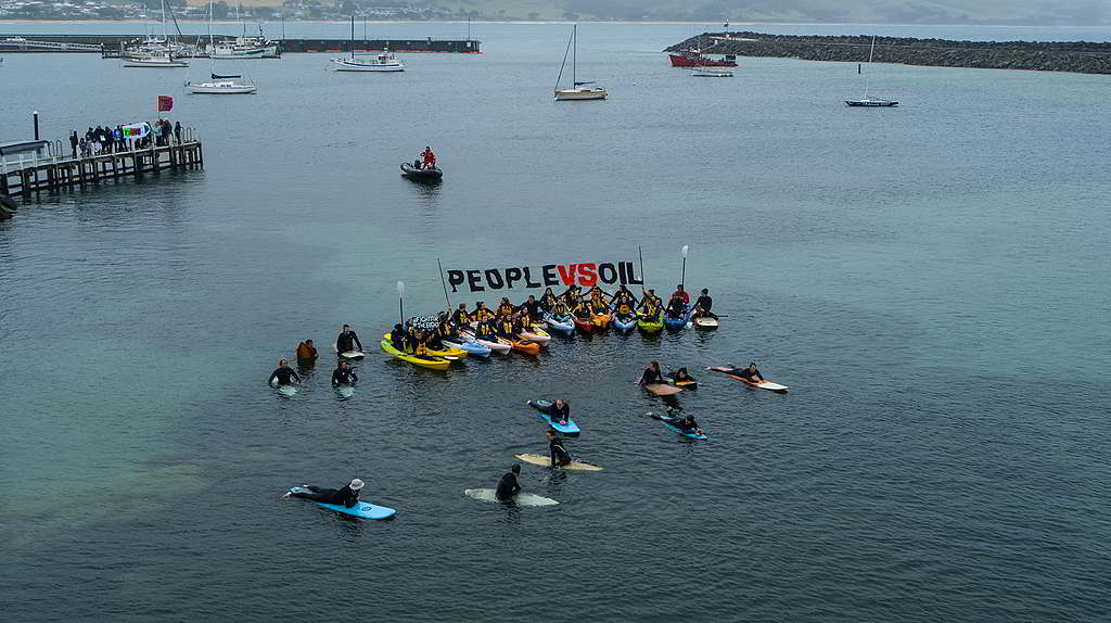 改變世界，年輕從來不是界限。2018年阿波羅海灣（Apollo Bay）的獨木舟守護大澳洲灣行動，就是由一班學生牽頭促成。 © Dale Cochrane / Greenpeace