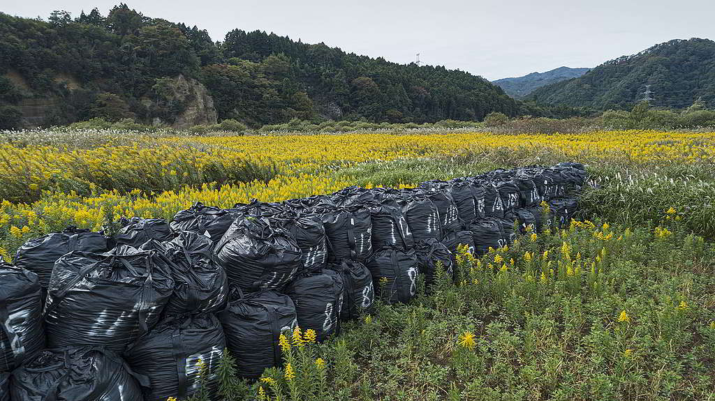 浪江町以「大堀燒」陶藝聞名於世，如今人去樓空，只剩下一包包核廢料。日本政府有意於2023年開放大堀部份地區，檢測結果卻難讓人安心。 © Christian Åslund / Greenpeace