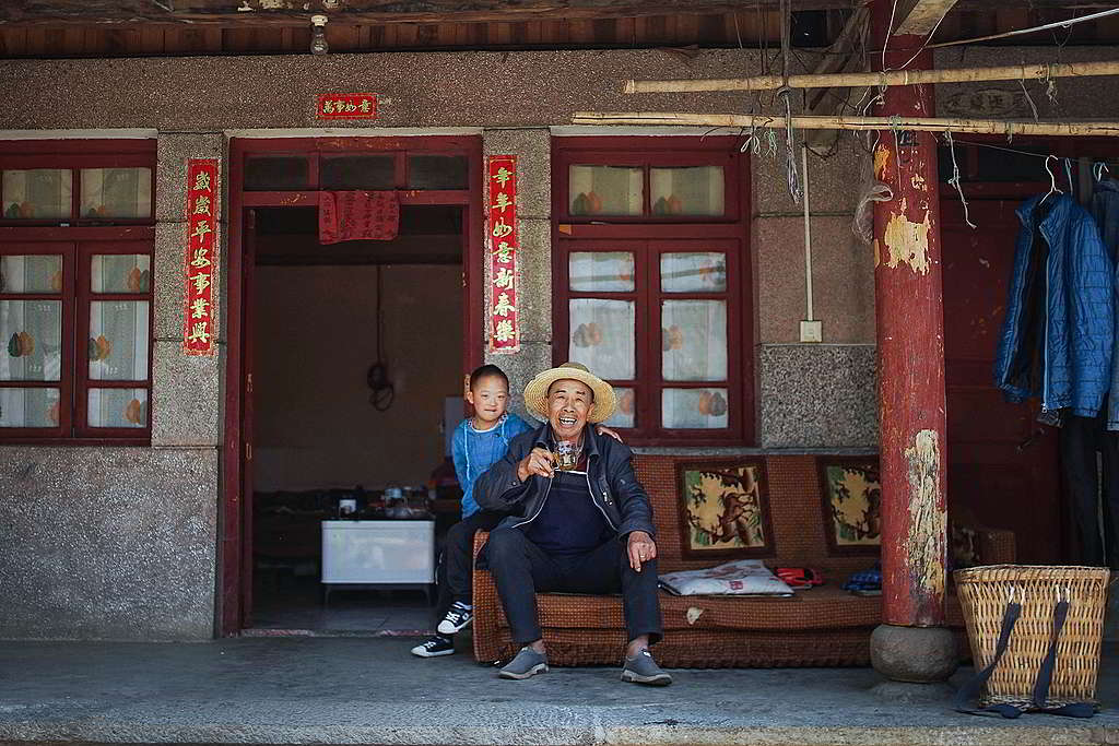 楊師強期望下一代繼承護林衣缽,守護珍貴原始森林。 © Yan Tu / Wild China / Greenpeace