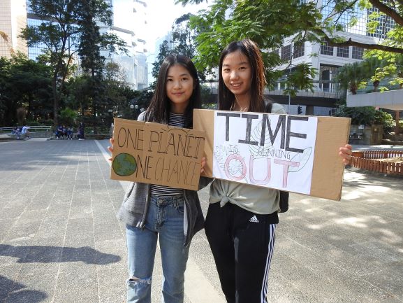 Renee與友人參與去年11月香港的氣候遊行© Greenpeace