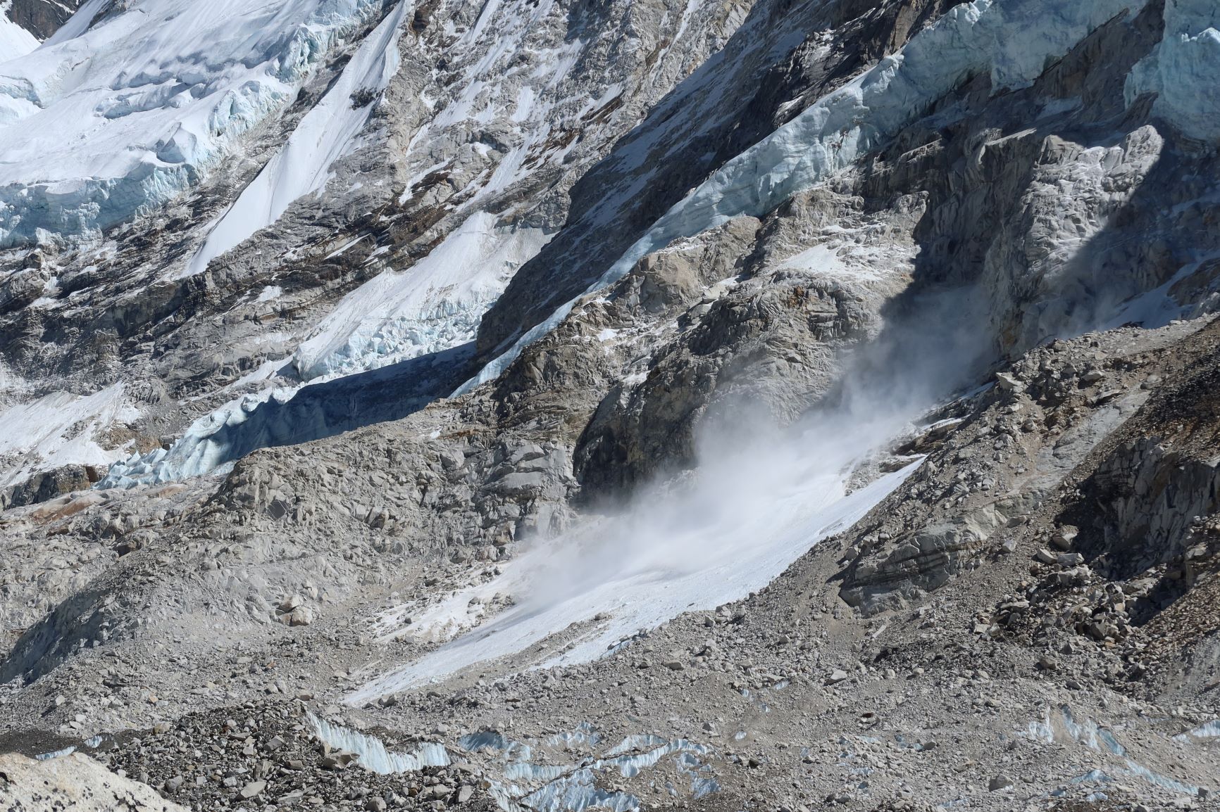 沿著海拔5,000公尺以上的冰河路（Glacier path），高山的懸冰不時崩落，先是聲響，跟著冰雪迅速滑落，揚起冰塵。© Greenpeace