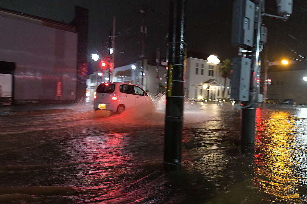 颱風博羅依吹襲日本期間，福島部份地區下起暴雨，甚至引發水浸。 © Shaun Burnie / Greenpeace