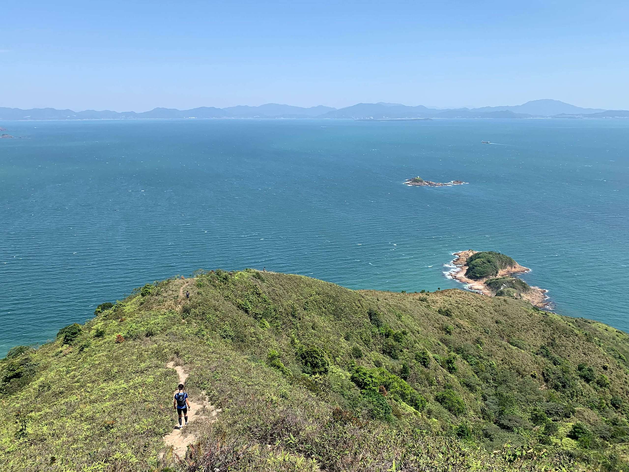 香港郊野公園與山徑，繼2003年後再次成為疫情之下港人唞唞氣的熱門地方（照片攝於西頁蚺蛇尖往米粉咀之山徑）。© Violet So / Greenpeace