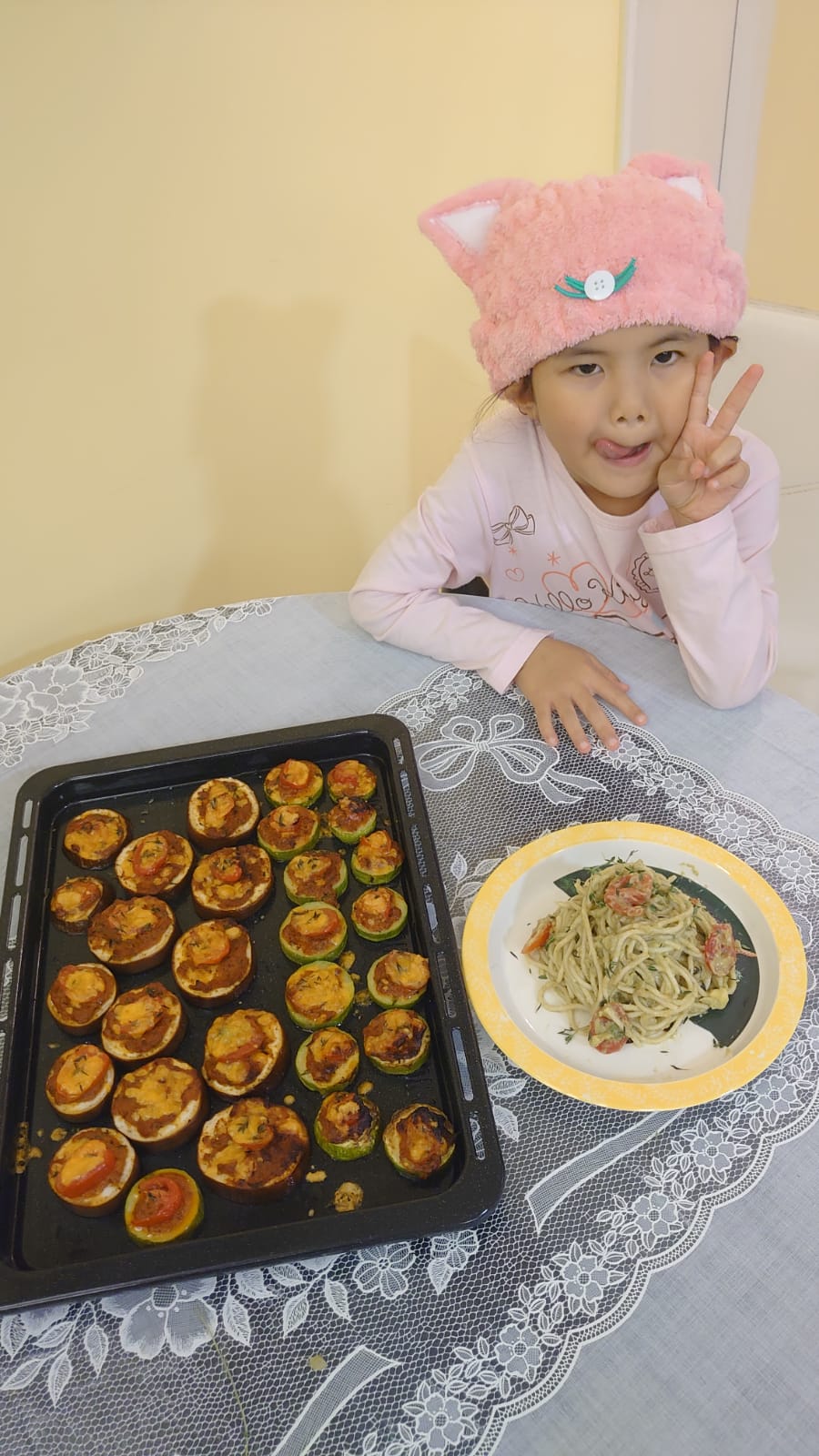 庭萱一家以往會出外用餐慶祝母親節,但在疫情下,今年決定與爸爸親自下廚,慰勞媽媽。©Greenpeace