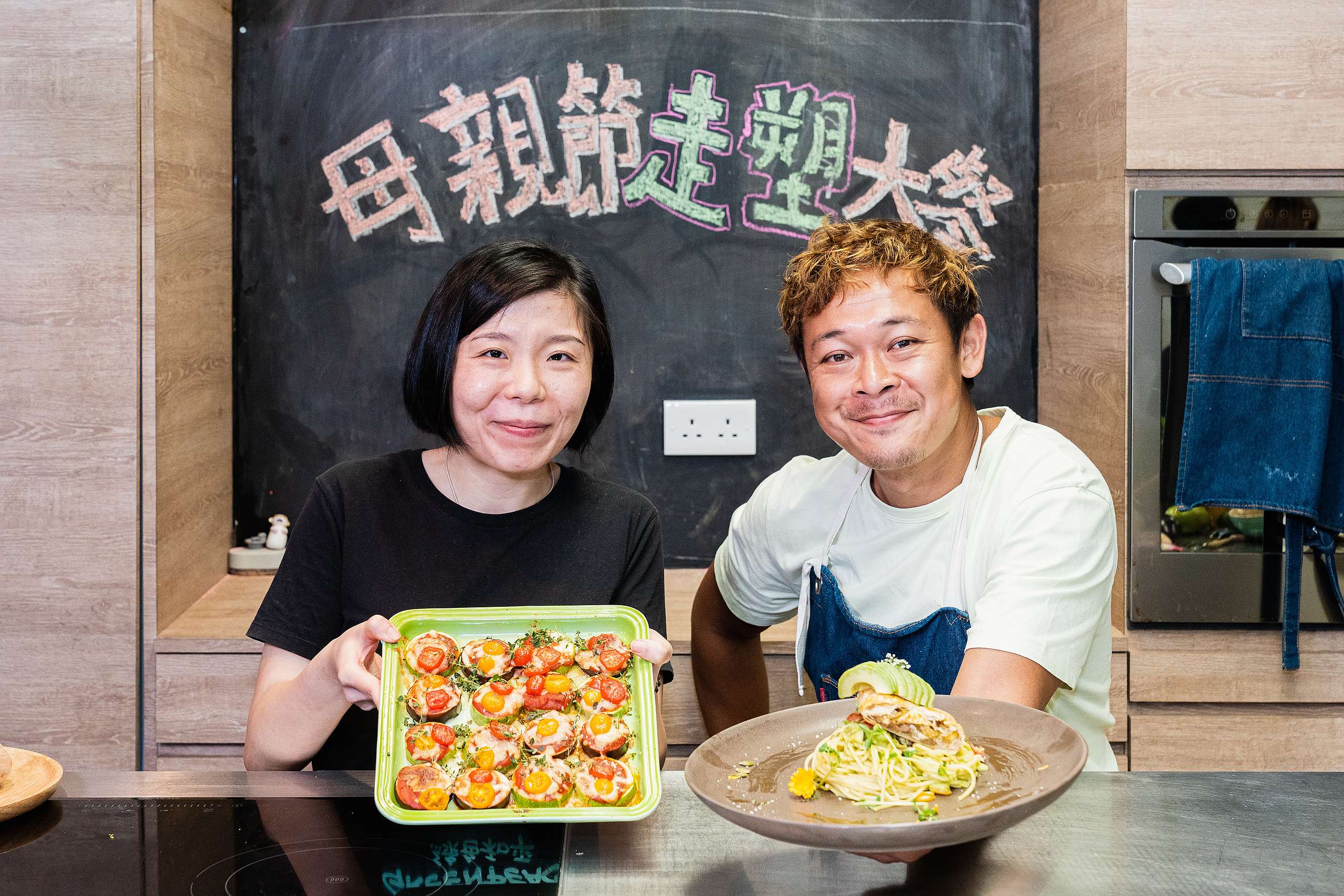 梁祖堯和項目主任成功在不用即棄塑膠的情況下,製作出美味的「茄子及翠玉瓜迷你薄餅」及「番薯栗子酥皮卷,配車厘茄牛油果意粉」。©Greenpeace