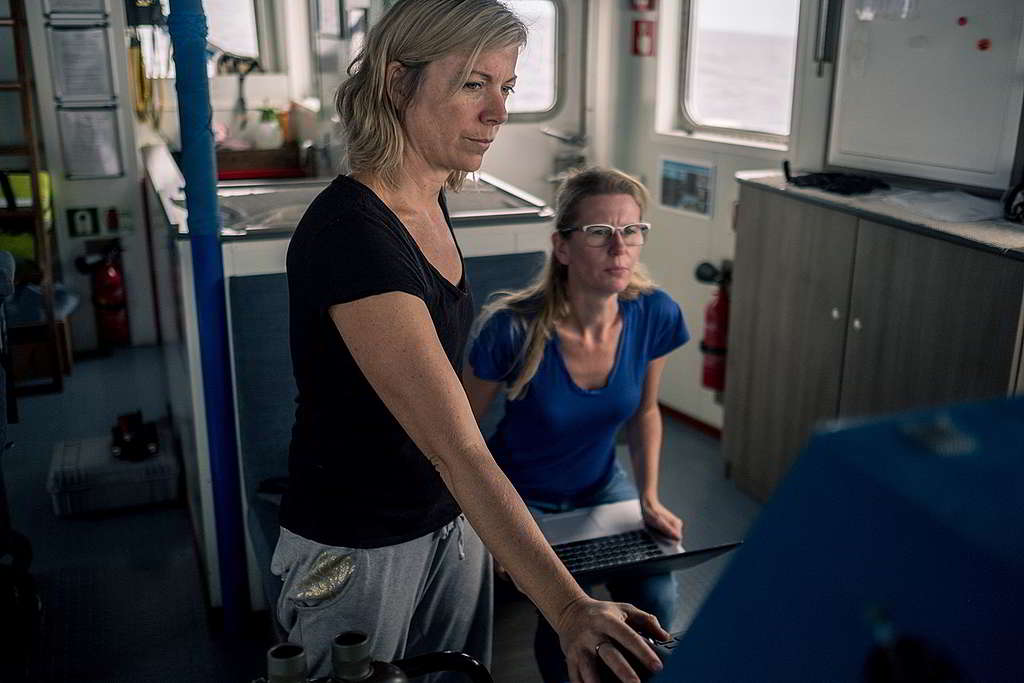 Sophie（右）在船艦「極地曙光號」上度過了一個月的航程，於中大西洋實地觀察遠洋漁業獵捕鯊魚背後的真相。 © Tommy Trenchard / Greenpeace