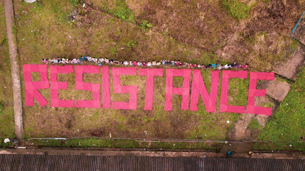 亞馬遜原住民在2019年4月向巴西政府及全世界宣示他們守護森林的決心，西班牙文標語：「抵抗」。 © Fernanda Ligabue / Greenpeace