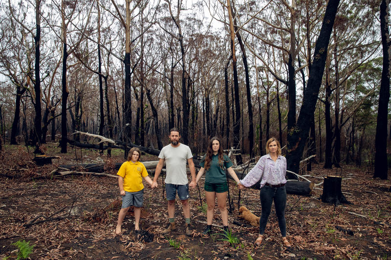 Bastock一家居於新南威爾士州曼尼亞納（Manyana）鎮，山火當時燒至他們家所在的街道盡頭，並摧毀周圍的叢林。© Cybele Malinoski / Greenpeace
