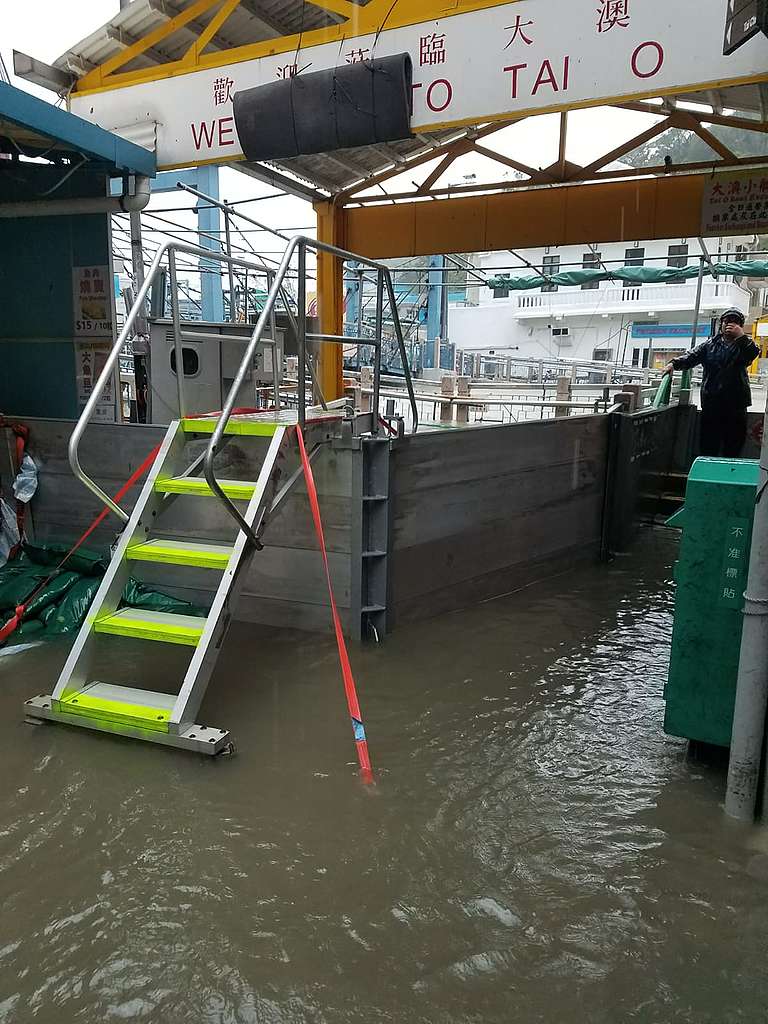 經歷過往的颱風慘痛經驗，2018年大澳居民在超級颱風山竹來襲之前，嚴陣以待。© Greenpeace