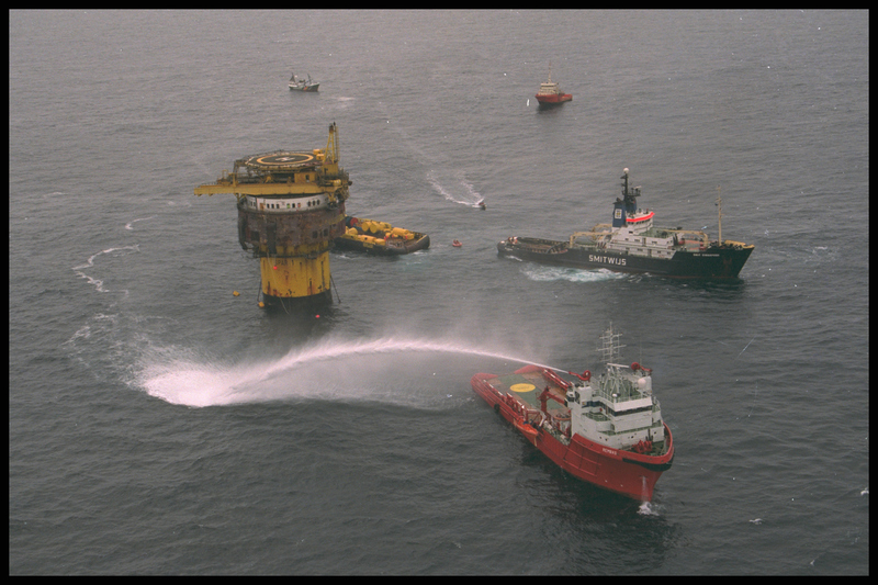 具歷史意義的照片，記下25年前行動者佔領鑽油平台的真實情景。© Greenpeace / Peter Thompson