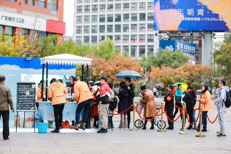 為推動減少塑膠，北京團隊早前舉行公眾活動鼓勵群眾出外時「自己帶杯」。© Siwen Liu / Greenpeace