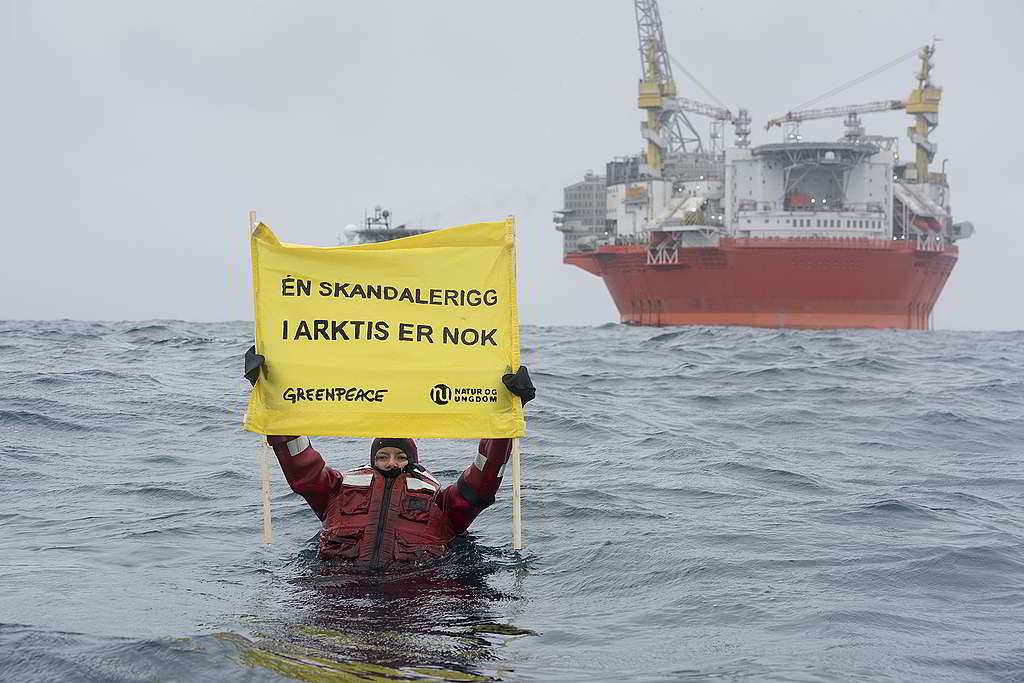「北極受夠了！」2017年，Nature and Youth成員與綠色和平行動者前往北極巴倫支海的Goliath鑽油台，抗議石油企業破壞北極生態。 © Christian Åslund / Greenpeace
