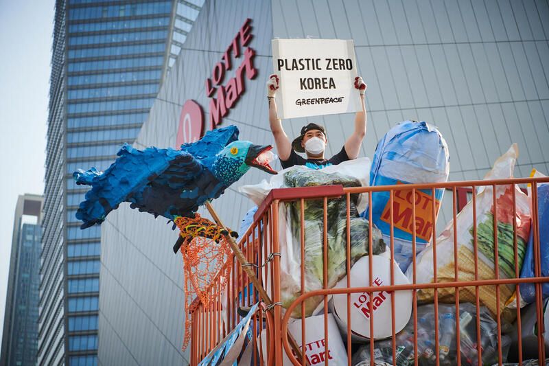 行動者舉起「零塑韓國」標語，要求連鎖超市早日走塑。© Jung-geun Augustine Park / Greenpeace