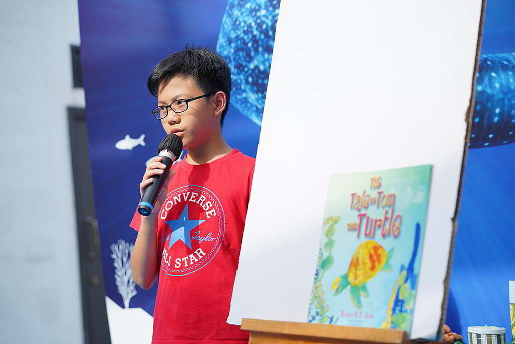 小作家Brian於海洋日活動親自演繹筆下繪本,吸引大人小孩細心傾聽。 © Greenpeace