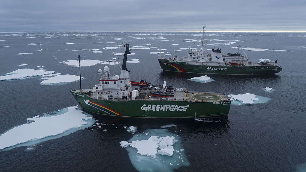 綠色和平船艦極地曙光號（前）與希望號並肩前行，完成一年守護海洋之旅。 © Christian Åslund / Greenpeace