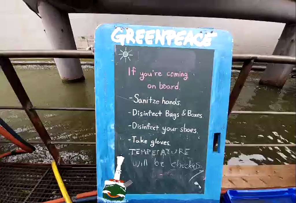 抗疫非常時期，不論訪客或船員，上船前都要完成一系列清潔及消毒程序。 © Greenpeace