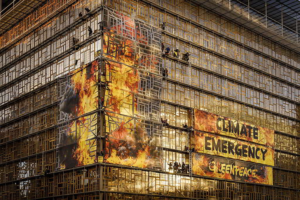 綠色和平行動者12月於比利時布魯塞爾的歐洲議會大樓懸掛「氣候告急」標語，促請政治領袖正廂視氣候危機。 © Eric De Mildt / Greenpeace