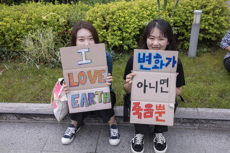 韓國的年輕人參加氣候遊行,表達守護家園與地球的心願。© Soojung Do / Greenpeace