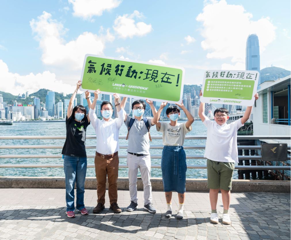 Lance與綠色和平簽署氣候宣言,承諾一起氣候行動,還有區議員(左二起)李嘉豪(離島)、張國昌(東區)、陳嘉琳(西貢)同來撐場。© Fung Pik Yee / Greenpeace