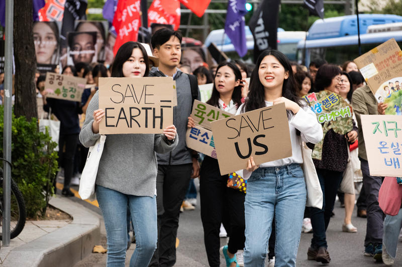 韓國的年輕人參加氣候遊行，表達守護家園與地球的心願。© K. Chae / Greenpeace