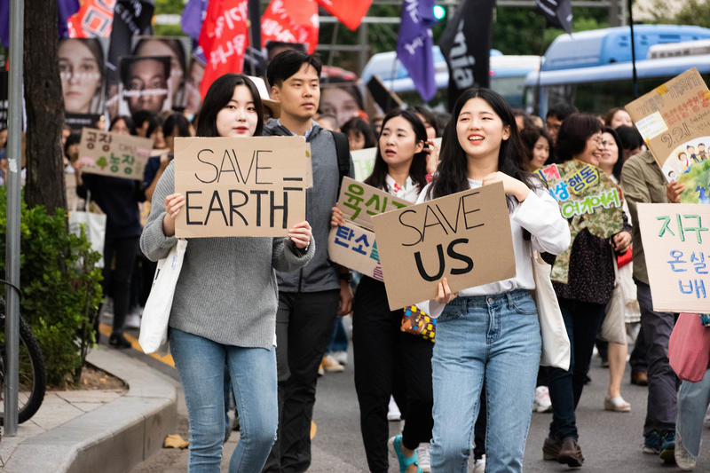 韓國的年輕人參加氣候遊行,表達守護家園與地球的心願。© K. Chae / Greenpeace