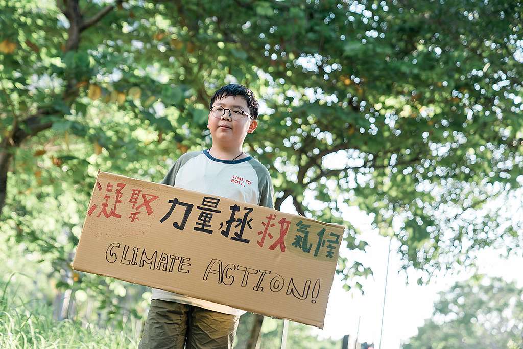 感謝Lance特別手作新的氣候標語。© Patrick Cho / Greenpeace