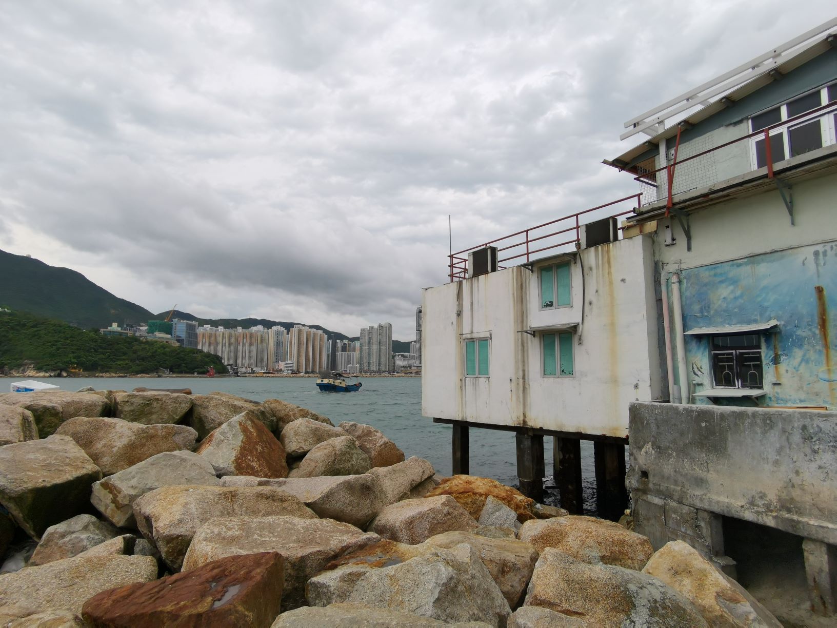 即使有近岸修建的石築海堤,一些寮屋也未能受惠。© Greenpeace