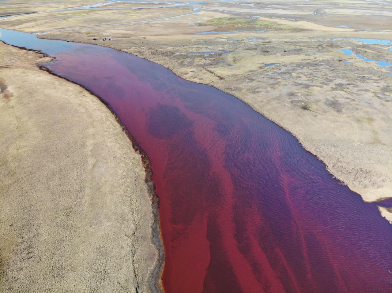 柴油流入諾里爾斯市Ambarnaya河，仿如血河。© Greenpeace