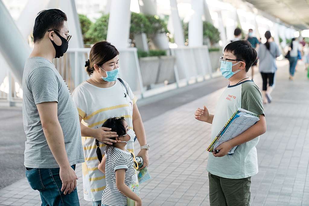 Lance與東涌街坊講解氣候危機,並爭取他們支持區内增加綠色設施。© Patrick Cho / Greenpeace
