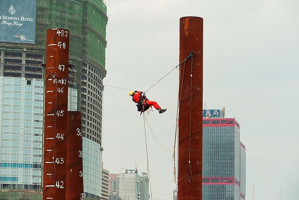 阿建曾參與綠色和平於2003年抗議中環填海的直接行動。 © Greenpeace