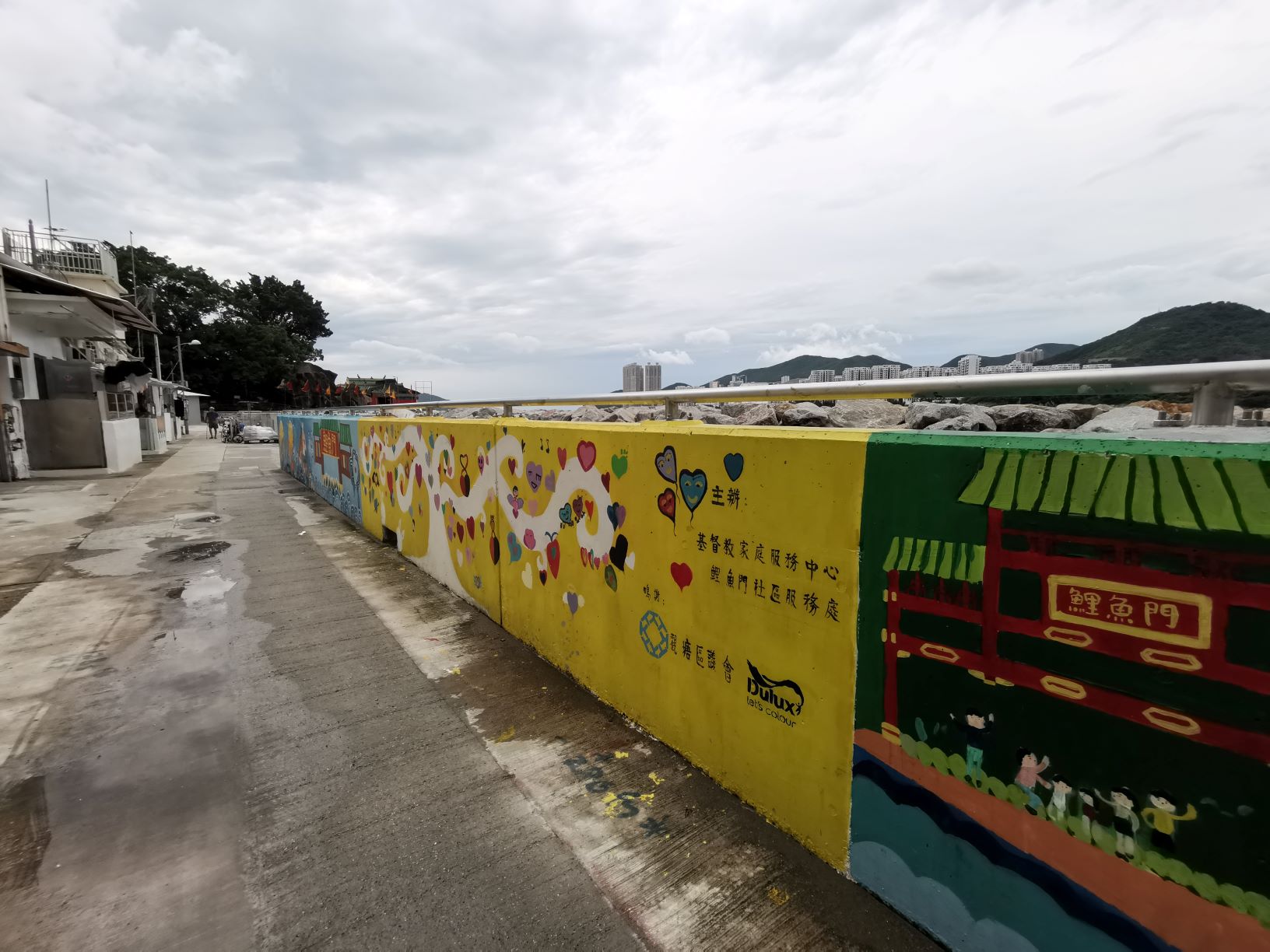 鯉魚門村民於「天鴿」後修建的擋浪牆上畫的壁畫。© Greenpeace