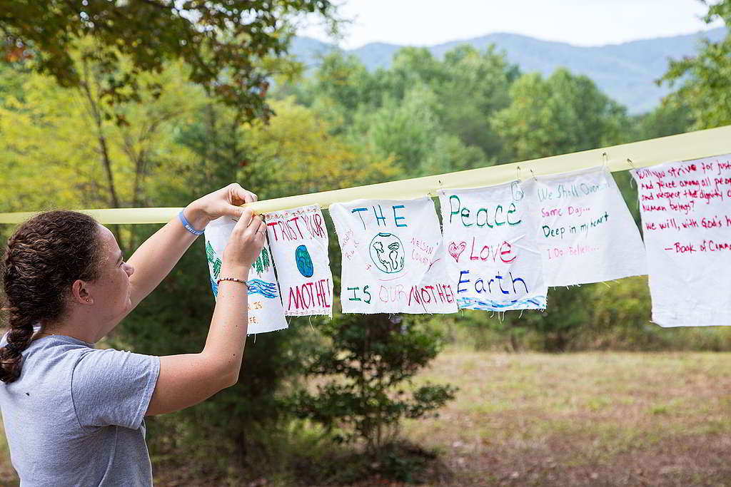 綠色和平行動者與當地學生及居民各自寫上守護環境的心願，表達「不要大西洋海岸管道」的訴求。 © Amanda J. Mason / Greenpeace