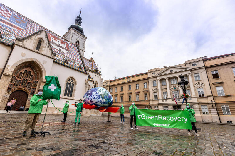 克羅地亞：在下月議會大選進行之前，行動者在議會建築物前，以擔架抬起地球道具，象徵疫情與氣候危機之下奄奄一息的地球，最需要政府執行符合可持續發展原則的綠色紓困措施（#GreenRecovery）。© Nevio Smajic / Greenpeace