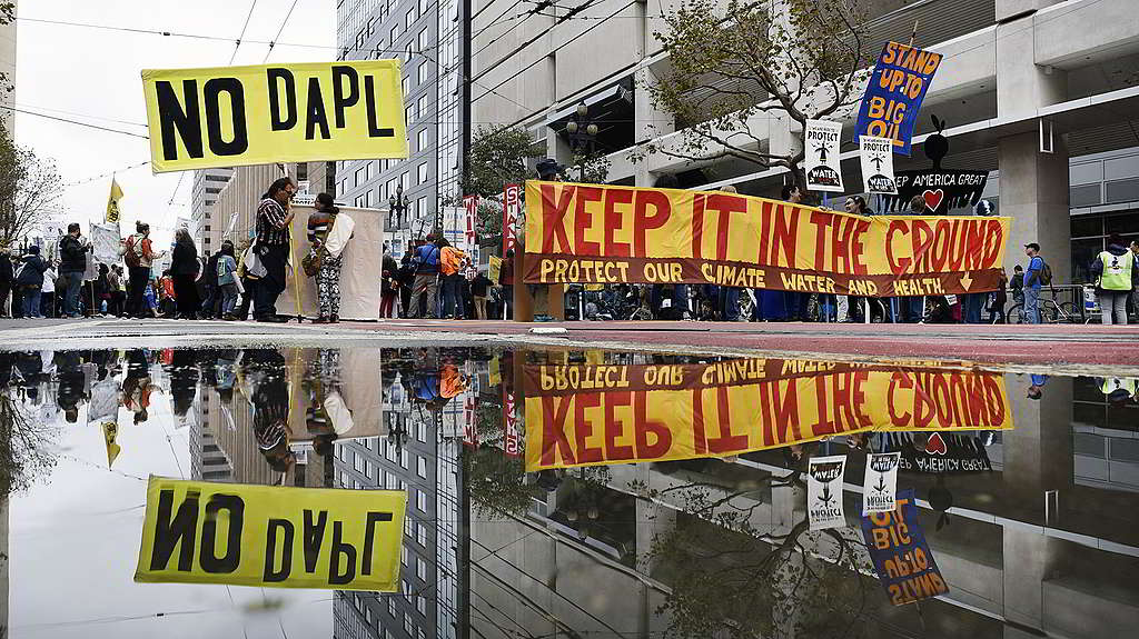 2016年，美國多地均有遊行聲援捍衛權益的原住民，呼籲「讓化石燃料長埋地下！」。 © Michael Short / Greenpeace