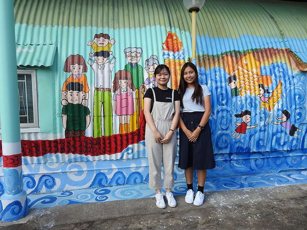 小紅和Christy這次重返鯉魚門，都在讚美社區服務處新的壁畫好美。© Greenpeace