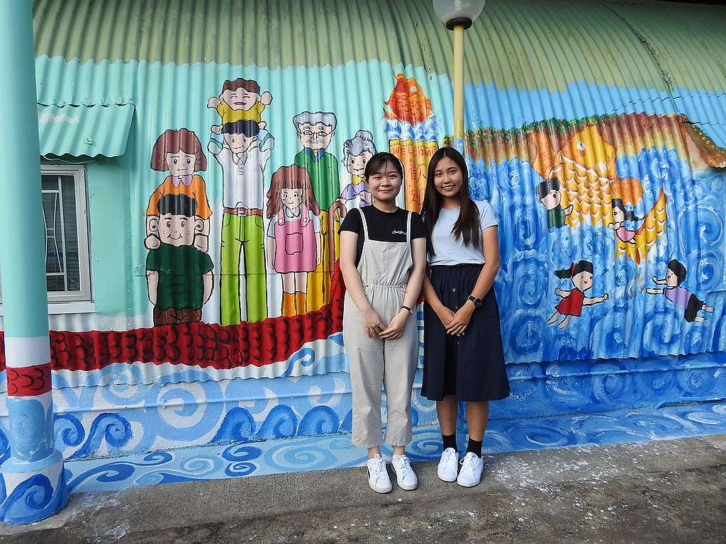 小紅和Christy這次重返鯉魚門,都在讚美社區服務處新的壁畫好美。© Greenpeace