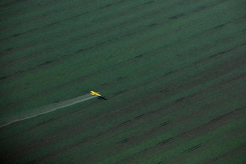 巴西的大豆種植場,上空是殺蟲劑噴灑器。© Marizilda Cruppe / Greenpeace