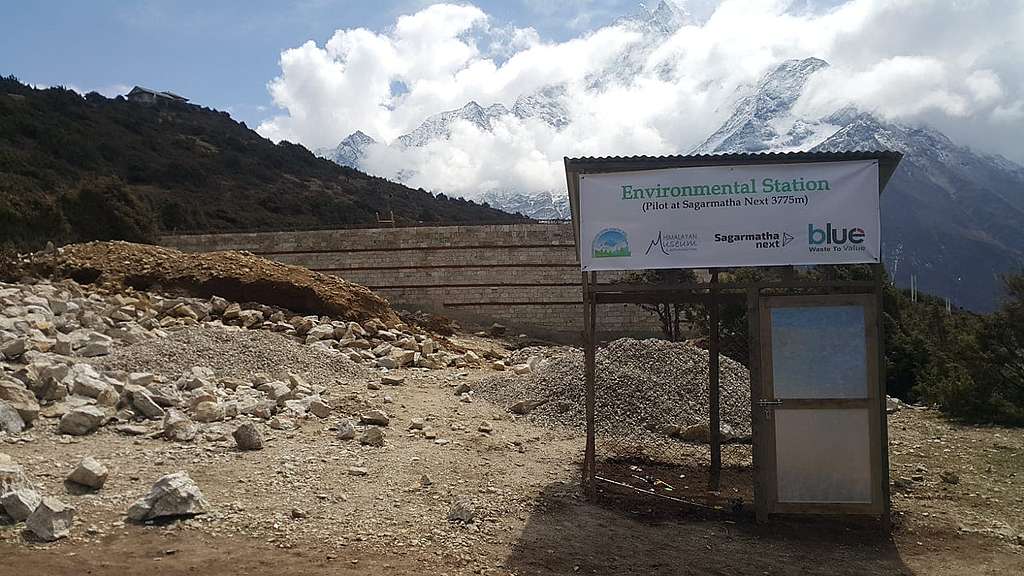 在Namche Bazer山上，垃圾轉運站正在建設中。
