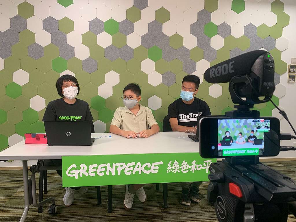 綠色和平資深項目主任Frances(左起)、少年氣候行動者Lance與攀山運動家阿建,於《冰川上的氣候危機》座網上座談會分享氣候議題。 © Greenpeace