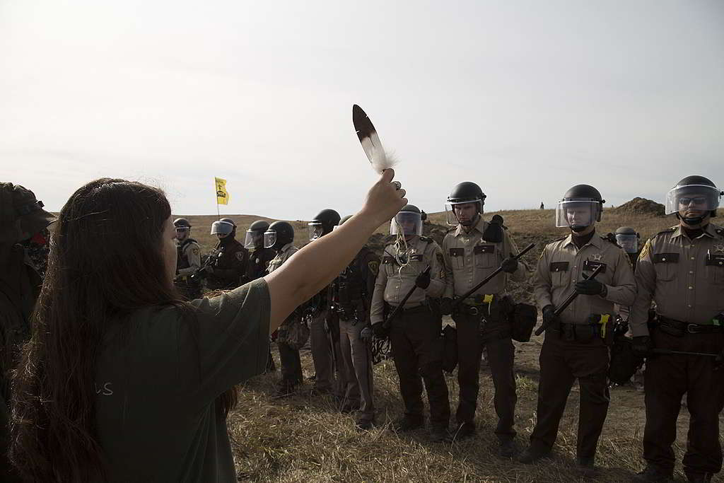 2016年10月，即使面對國民警衛軍及警隊鎮壓，立石蘇族依然毫無懼色，以和平行動守護部落家園。 © Richard Bluecloud Castaneda / Greenpeace