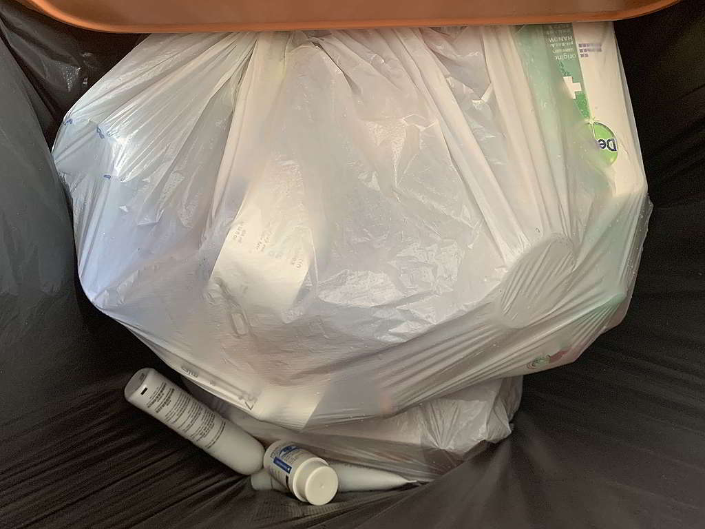筆者視察過幾個膠樽回收桶，大部份都屬乾淨回收物，不過就未有再將塑膠分類細分，而這些未分類的塑膠，在今時今日，很可能直送堆填區。 © Greenpeace