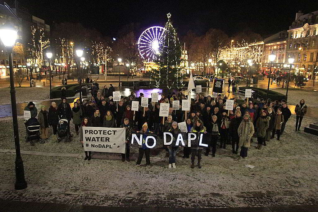 面對北極鑽油陰霾，感同身受的挪威奧斯陸居民隔空聲援「NO DAPL」行動。 © Greenpeace / Matthew Kemp