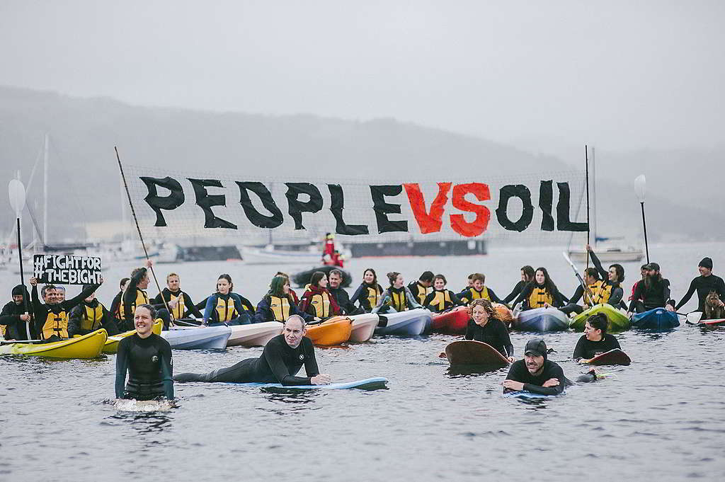 綠色和平與全球民眾竭力守護大澳洲灣鯨豚樂園，包括2018年與當地學生發起獨木舟行動，最終促使BP放棄鑽油計劃。 © Sarah Pannell / Greenpeace