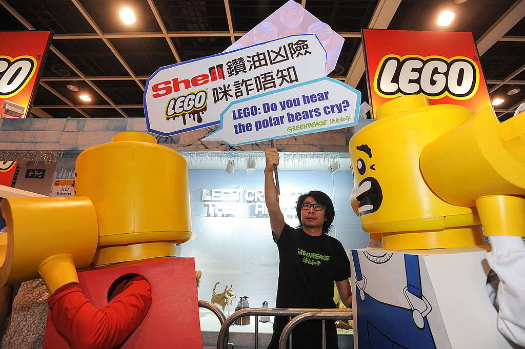 綠色和平行動者於2014年到訪LEGO的動漫展攤位，成功促使它與合作夥伴SHELL「割席」，免成破壞北極幫兇。 © Greenpeace