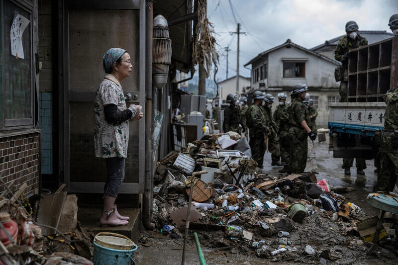 熊本縣人吉市的災民和救援隊。今年7月日本九州大範圍強降雨，水災和泥沙沖刷之下，造成嚴重損傷，熊本縣尤為慘重，數十人罹難，超過100萬人被迫遷離。© Masaya Noda / Greenpeace